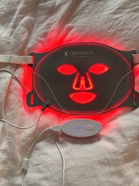 Omnilux men’s red light therapy mask
